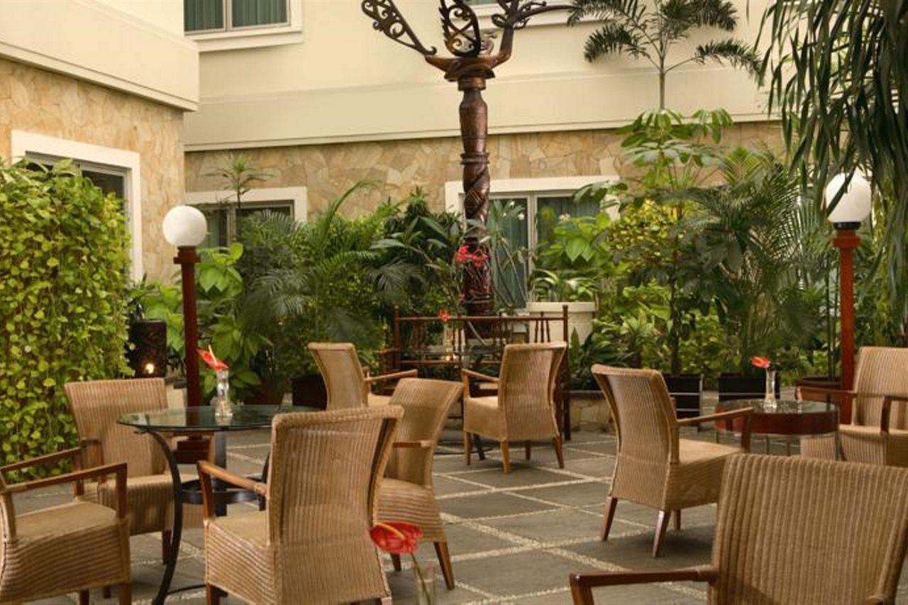 Hotel Santika 3*