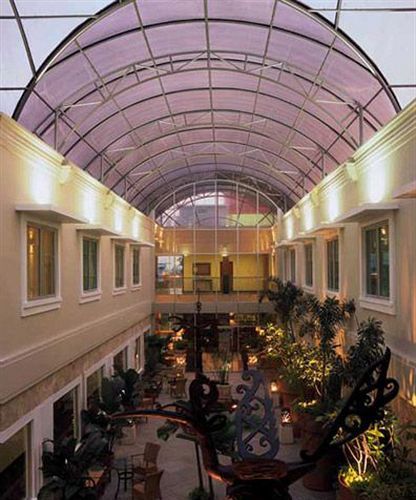 Hotel Santika 3*