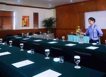 Hotel Santika 3*