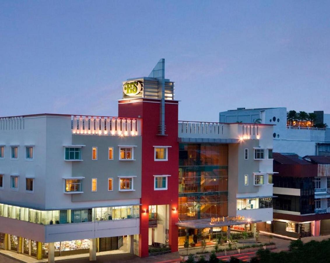Hotel Santika 3*